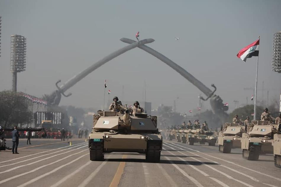 Đây là những chiếc xe tăng M1 Abrams được Mỹ bán cho Iraq. Trong quá khứ, chính Mỹ đã sử dụng loại xe tăng này để đánh gục chế độ độc tài của Saddam Hussein ở Iraq. Nguồn ảnh: Sina.