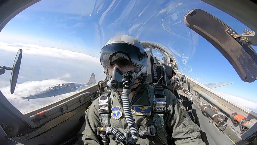 "Một phi công thiệt mạng và hai phi công bị thương trong sự cố với hai máy bay huấn luyện T-38C tại căn cứ Laughlin. Một người bị thương được điều trị và đã xuất viện, người còn lại đang trong tình trạng nguy kịch", tài khoản mạng xã hội của căn cứ Laughlin đăng thông báo cho biết ngày 20/11.