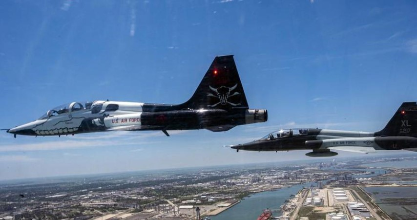 Northrop T-38 Talon là tiêm kích huấn luyện siêu thanh hai động cơ, được biên chế cho không quân Mỹ từ thập niên 1960.