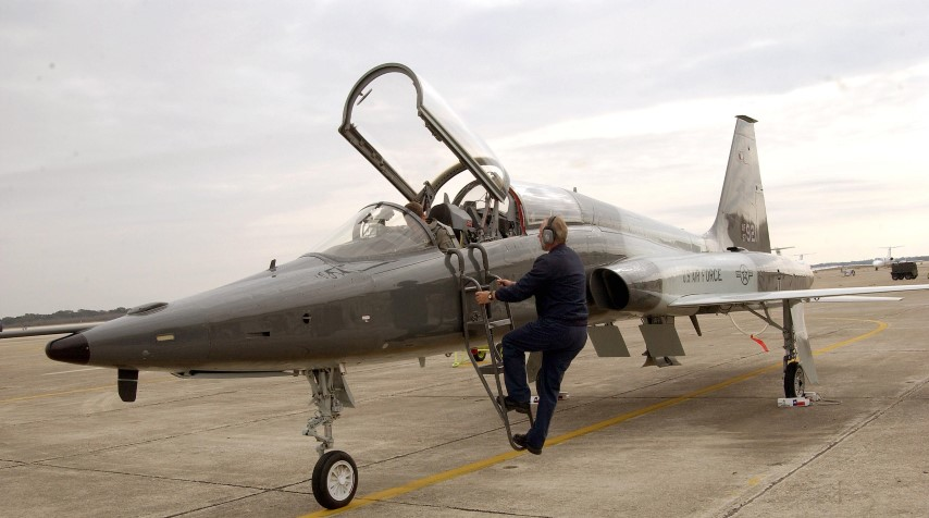 Điểm đặc biệt trên T-38 Talon vốn ít người biết đó là nó được phát triển trên cơ sở máy bay tiêm kích hạng nhẹ F-5 Tiger II từng bị Không quân Mỹ hắt hủi, chỉ chuyên bán hoặc viện trợ cho các nước đồng minh.