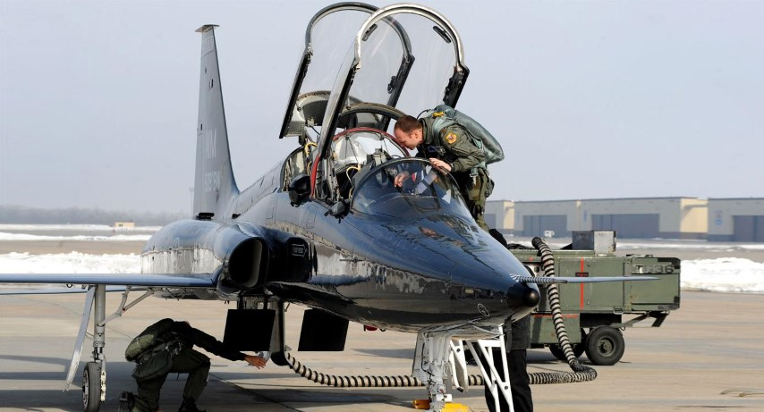 Đây là tiêm kích huấn luyện siêu âm chủ lực của không quân Mỹ, giúp phi công làm quen với tính năng máy bay phản lực sau khi tốt nghiệp các khóa đào tạo sơ cấp.