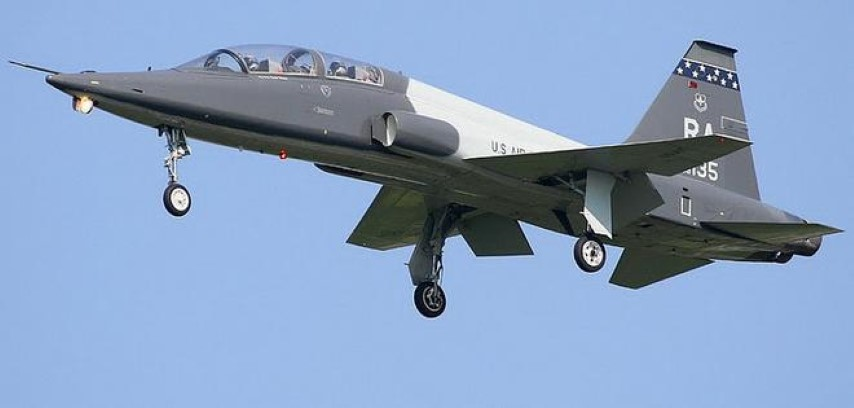 Về thiết kế do T-38 được phát triển từ máy bay F-5, nên chúng có nhiều nét tương đồng như có chiều dài 14,14m, sải cánh 7,7m, cao 3,92m, trọng lượng cất cánh tối đa 5,4 tấn.