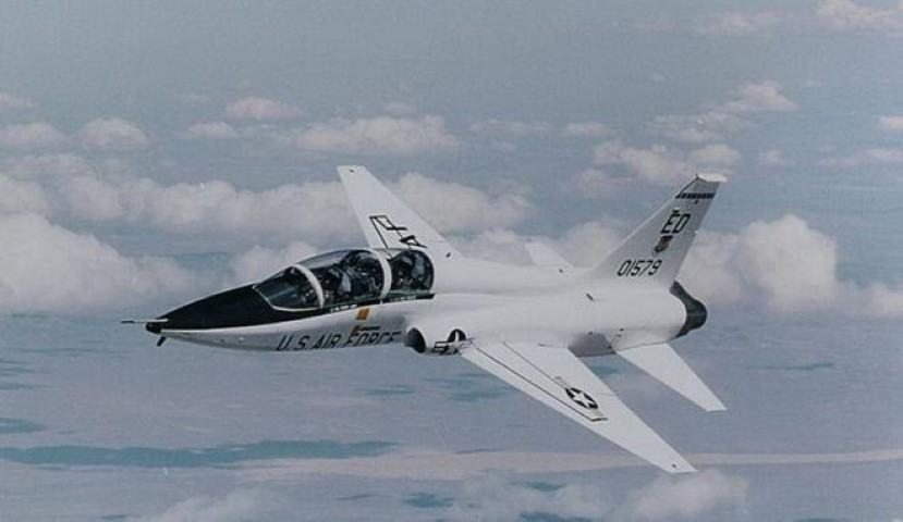 Máy bay được trang bị hai động cơ tuốc bin phản lực cánh quạt đẩy J85-5A đạt tốc độ tối đa 1.381km/h, tầm bay 1.835km, trần bay 15,2km.