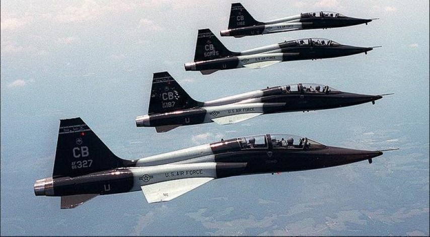 Vì chuyên dụng cho mục đích huấn luyện nên T-38 Talon không có, nó chỉ có các thiết bị máy móc phục vụ huấn luyện, hệ thống định vị vệ tinh, hệ thống liên lạc hàng không chiến thuật, radar đo cao