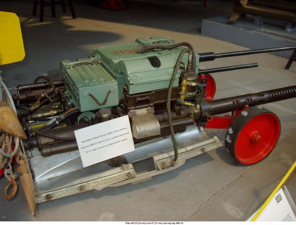 Nó được trang bị hai pháo NR-23 23 mm, một pháo N-37 37mm cùng hai bom 100 kg