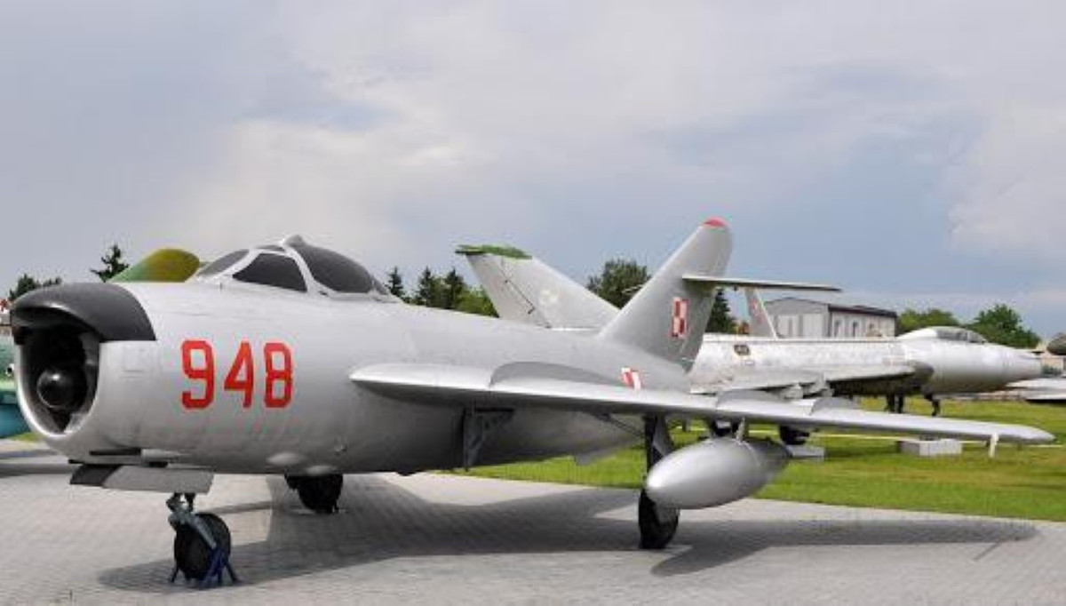  Tiêm kích MiG-15 ra đời từ năm 1947, đây được coi là một trong những máy bay tiêm kích huyền thoại khi nó mở ra thời đại chiến đấu cơ phản lực của Liên Xô. Lịch sử ra đời của chiếc máy bay huyền thoại này khá đặc biệt.