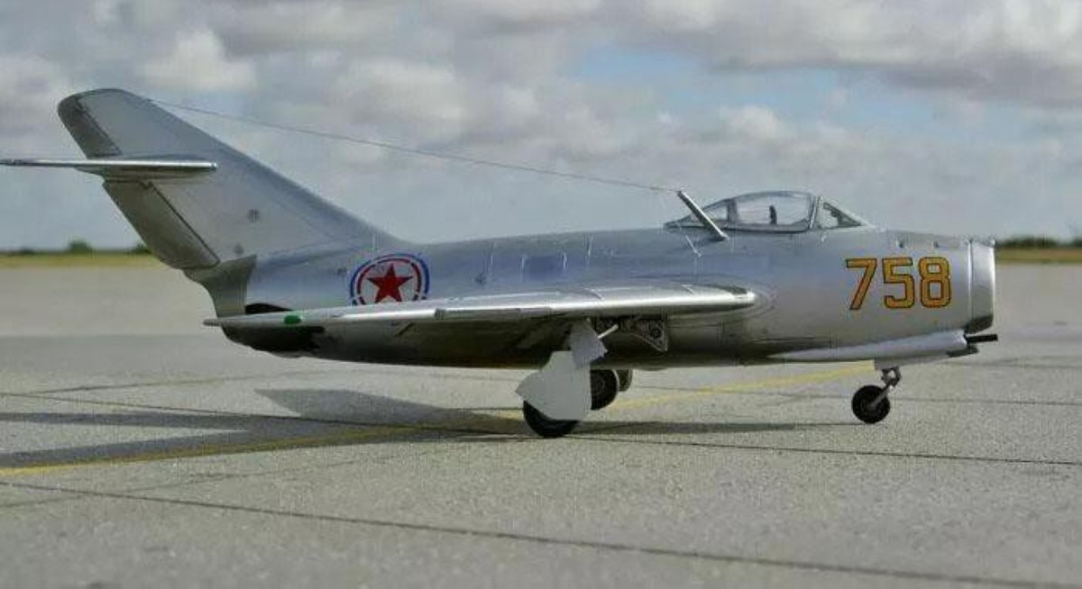 Sau Thế chiến II, Liên Xô bắt tay vào nghiên cứu, sản xuất tiêm kích phản lực, với thành quả đầu tiên là máy bay chiến đấu Mig-9 ra đời năm 1946.