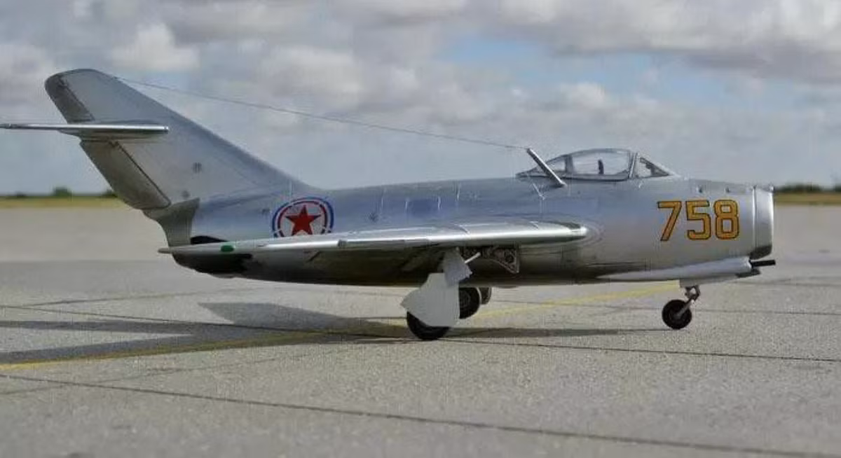 Sau Thế chiến II, Liên Xô bắt tay vào nghiên cứu, sản xuất tiêm kích phản lực, với thành quả đầu tiên là máy bay chiến đấu Mig-9 ra đời năm 1946.