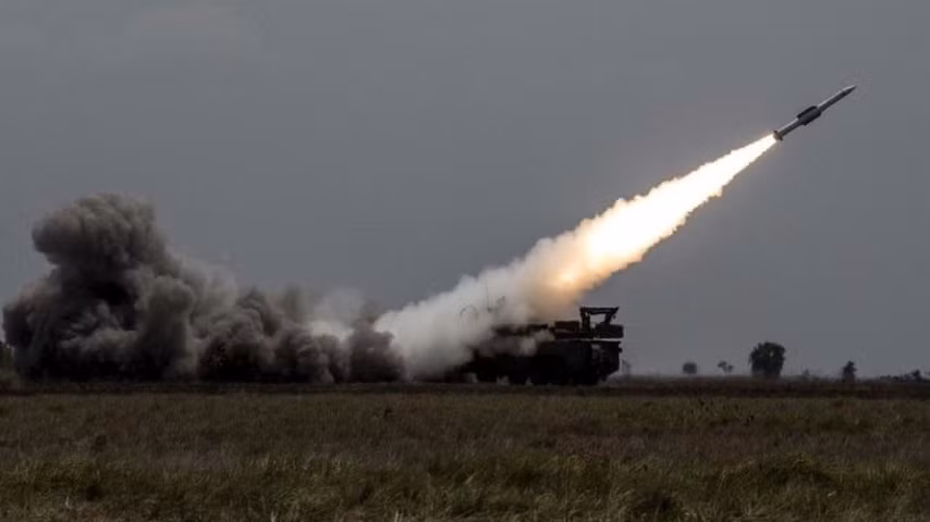 Hơn nữa, một trong những người mua có lẽ cũng chính là nước cộng hòa Ả Rập này, bởi vì các tổ hợp Buk-M2E tương đối rẻ tiền nói trên tỏ ra hoàn toàn phù hợp với mục đích sử dụng của họ.