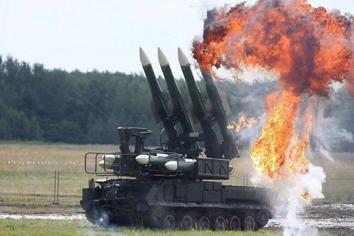 Không chỉ có vậy, còn xuất hiện thông tin cho rằng một số hệ thống tên lửa phòng không Buk-M2E đã được chuyển giao cho Armenia ngay sau khi kết thúc xung đột ở Karabakh, tuy nhiên nhận định này bị nghi ngờ rất nhiều.