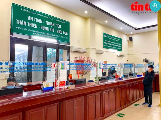 Phòng bán vé đìu hiu, nhân viên ngồi chờ khách.