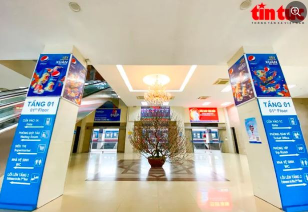 Sảnh chờ chính của ga Hà Nội không một bóng người qua lại.