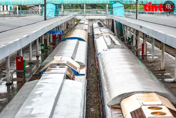 Nhiều chuyến tàu nằm chờ khách trong sân ga chiều 28 Tết Nguyên đán.