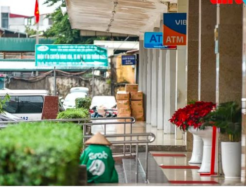 Không còn cảnh ùn ùn xếp hàng, chen lấn xô đẩy mua vé.