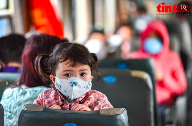 Hành khách đi tàu được nhân viên nhà ga nhắc nhở và chấp hành nghiêm quy định phòng chống dịch COVID-19.