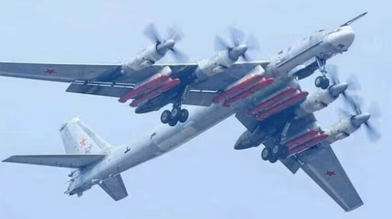 Còn với máy bay ném bom Tu-95, có thể coi đây là loại "B-52 của Nga" do có thiết kế cũ, kiểu dáng lỗi thời nhưng bù lại chi phí vận hành lại rẻ, quân số đông.