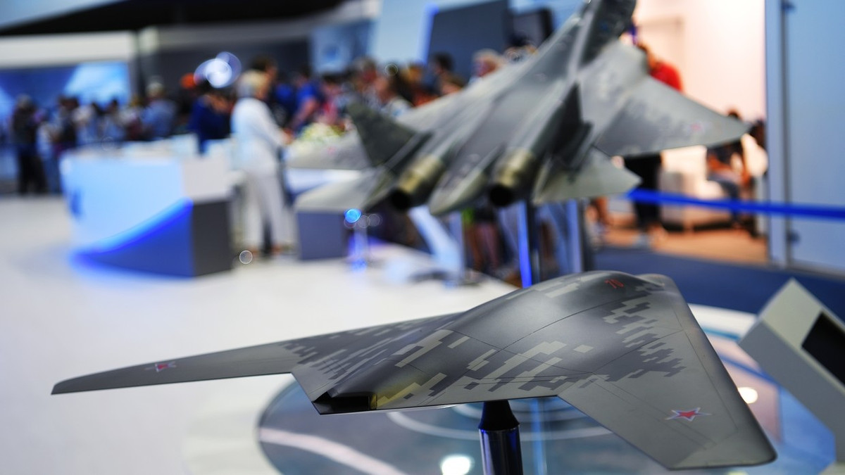 Tuy nhiên, nếu theo đúng như "phong cách" thiết kế máy bay của Moscow, nhiều khả năng PAK DA sẽ có khả năng tàng hình vào mức "tương đối", thay vào đó các nhà sản xuất sẽ tập trung vào phát triển tốc độ cũng như khả năng cơ động trên không.