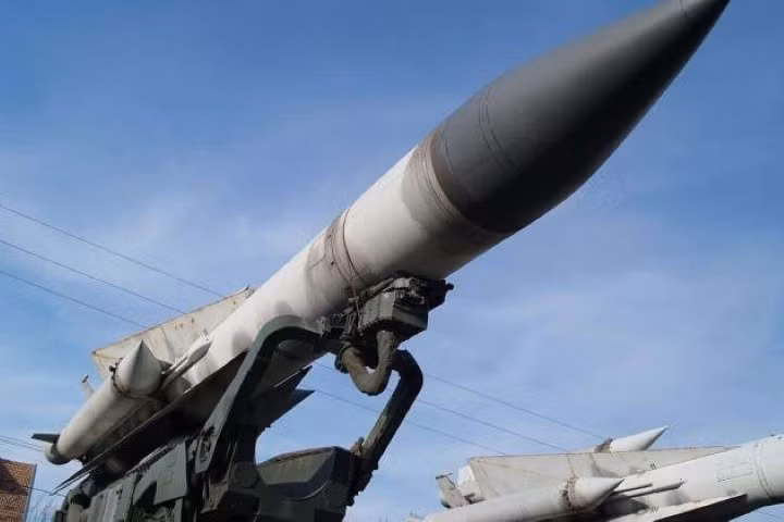 Phi công F-35 nói riêng hay các loại tiêm kích khác nói chung khi nhận thấy tên lửa S-200 lao về phía mình chỉ cần thực hiện một động tác thao diễn đơn giản cũng đủ đánh lừa đạn tấn công đối phương và giữ an toàn cho mình.