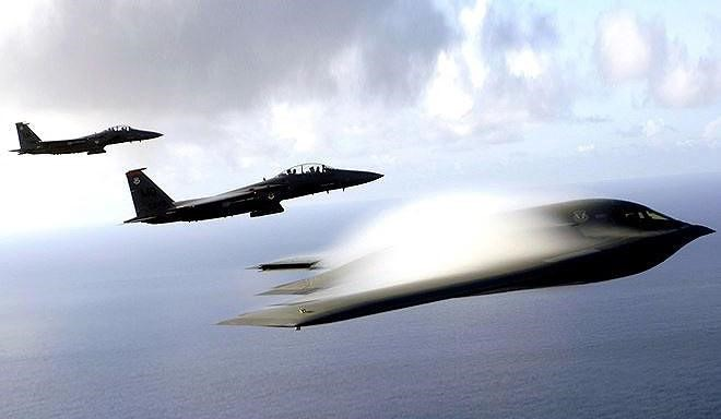 Động cơ của B-2 lắp bộ trộn dòng khí, lấy không khí lạnh dẫn vào buồng đốt động cơ và tua bin, làm hạ thấp nhiệt độ mặt ngoài.