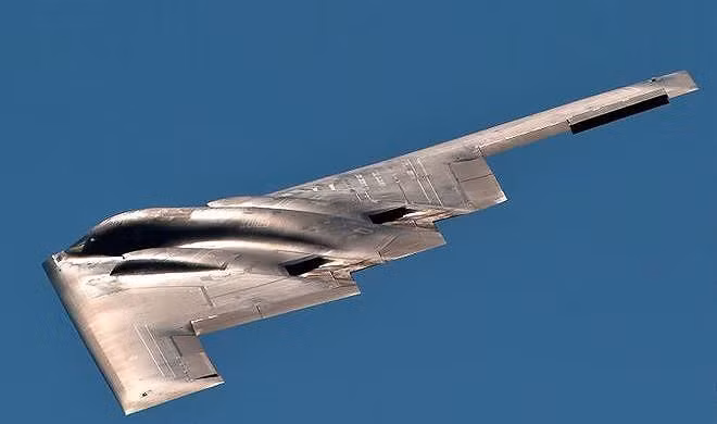 Thiếu cánh đuôi, chiếc B-2 không thể thăng bằng được theo chiều ngang so với thân máy bay. Để khắc phục điểm yếu này, các kỹ sư thiết kế đã đưa vào trong thân chiếc B-2 một con lắc cân bằng.