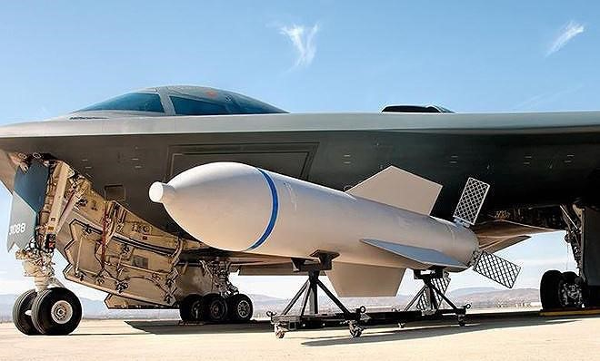 Ngoài năng lực tàng hình, B-2 còn có sức tấn công mạnh mẽ với khả năng mang 23 tấn vũ khí gồm: 80 bom Mk-82 227kg hoặc 36 bom CBU 350kg hoặc 16 bom hạt nhân B61 trên giá phóng quay. Thậm chí, B-2 còn có thể mang bom thông minh dẫn đường GPS JDAM.