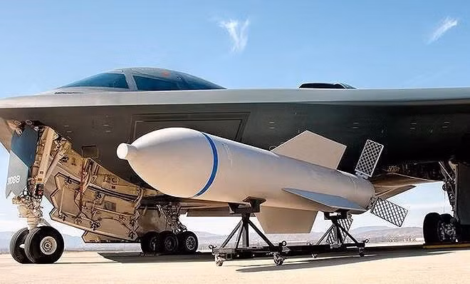 Ngoài năng lực tàng hình, B-2 còn có sức tấn công mạnh mẽ với khả năng mang 23 tấn vũ khí gồm: 80 bom Mk-82 227kg hoặc 36 bom CBU 350kg hoặc 16 bom hạt nhân B61 trên giá phóng quay. Thậm chí, B-2 còn có thể mang bom thông minh dẫn đường GPS JDAM.