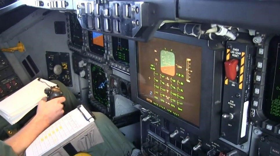 Ngoài ra hệ thống máy tính cực mạnh giúp kiểm soát toàn bộ hoạt động của máy bay cũng như xử lý những tham số mục tiêu được phát hiện từ radar.