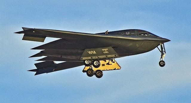 B-2 Spirit được mệnh danh là bóng ma tử thần trên bầu trời bởi tải trọng bom lớn cộng với khả năng tàng hình vượt trội, nó có thể xuyên thủng các hệ thống phòng không hiện đại để tấn công sâu vào đất liền.