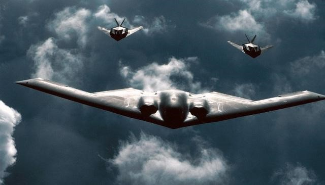 Với tầm bay cực xa, tải trọng lớn cùng tính năng tàng hình, B-2 Spirit được coi là “bóng ma đáng sợ” trên bầu trời. Chính vì thế mỗi lần loại vũ khí này được triển khai đều nhận được sự quan tâm lớn từ các đối thủ của Mỹ.