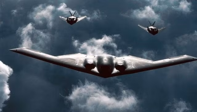 Với tầm bay cực xa, tải trọng lớn cùng tính năng tàng hình, B-2 Spirit được coi là “bóng ma đáng sợ” trên bầu trời. Chính vì thế mỗi lần loại vũ khí này được triển khai đều nhận được sự quan tâm lớn từ các đối thủ của Mỹ.