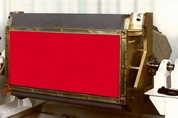 B-2 trang bị những công nghệ điện tử hàng không tiến tiến gồm: hệ thống radar mạng pha điện tử AN/APQ-81 cung cấp chế độ ngắm mục tiêu, hỗ trợ B-2 bay bám sát và tránh địa hình; hệ thống định vị hàng không; hệ thống đối phó trả đũa điện tử.