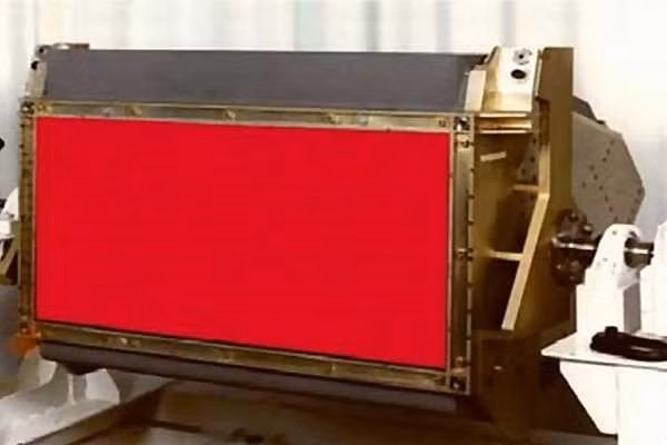 B-2 trang bị những công nghệ điện tử hàng không tiến tiến gồm: hệ thống radar mạng pha điện tử AN/APQ-81 cung cấp chế độ ngắm mục tiêu, hỗ trợ B-2 bay bám sát và tránh địa hình; hệ thống định vị hàng không; hệ thống đối phó trả đũa điện tử.