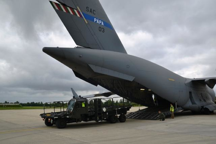 Lý do là bởi vì ngày nay các nước cộng hòa nhân dân tự xưng Donetsk và Lugansk (DPR và LPR) không có trong biên chế những hệ thống phòng không hiệu quả cao để chống lại máy bay không người lái của đối phương.