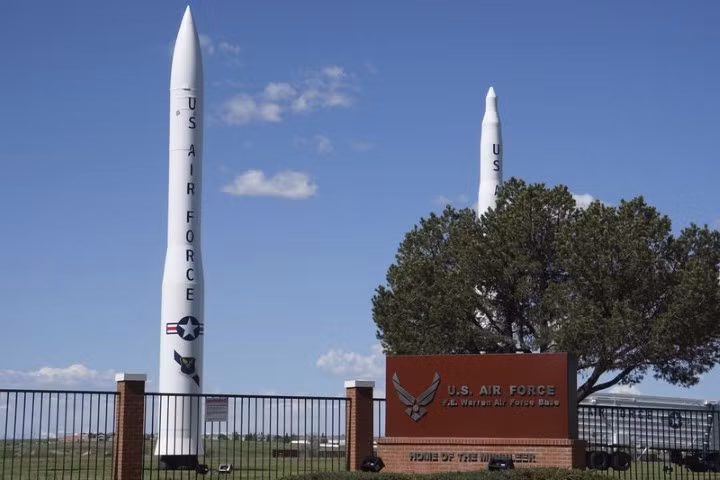 Mỹ hiện tại đang sở hữu 5800 đầu đạn hạt nhân, các loại đầu đạn này có thể được triển khai theo nhiều cách, từ tên lửa cho tới bom thông minh.