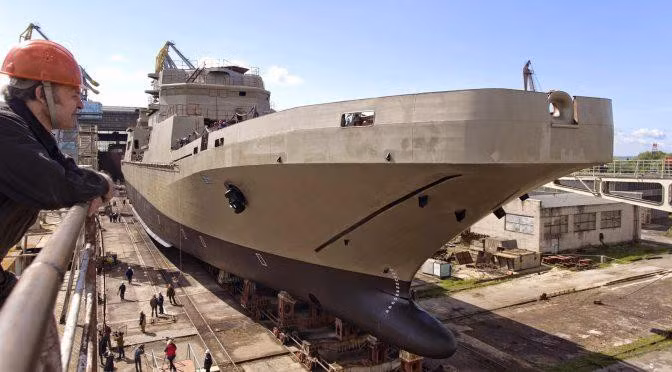 Lớp tàu hộ vệ tên lửa này có lượng giãn nước tiêu chuẩn 3.620 tấn và lên tới 4.035 tấn khi đầy tải; chiều dài 124,8 m; chiều rộng 15,2 m; mớn nước 4,2 m; thủy thủ đoàn 200 người.