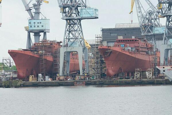 Hệ thống động lực COGAG gồm 2 động cơ turbine khí hành trình DS-71 (6.300 kW) và 2 động cơ turbine khí đẩy DT-59 (16.000 kW) cho tốc độ tối đa 30 hải lý/h (56 km/h), tầm hoạt động 4.850 hải lý (ở tốc độ 14 hải lý/h), thời gian bám biển 30 ngày.