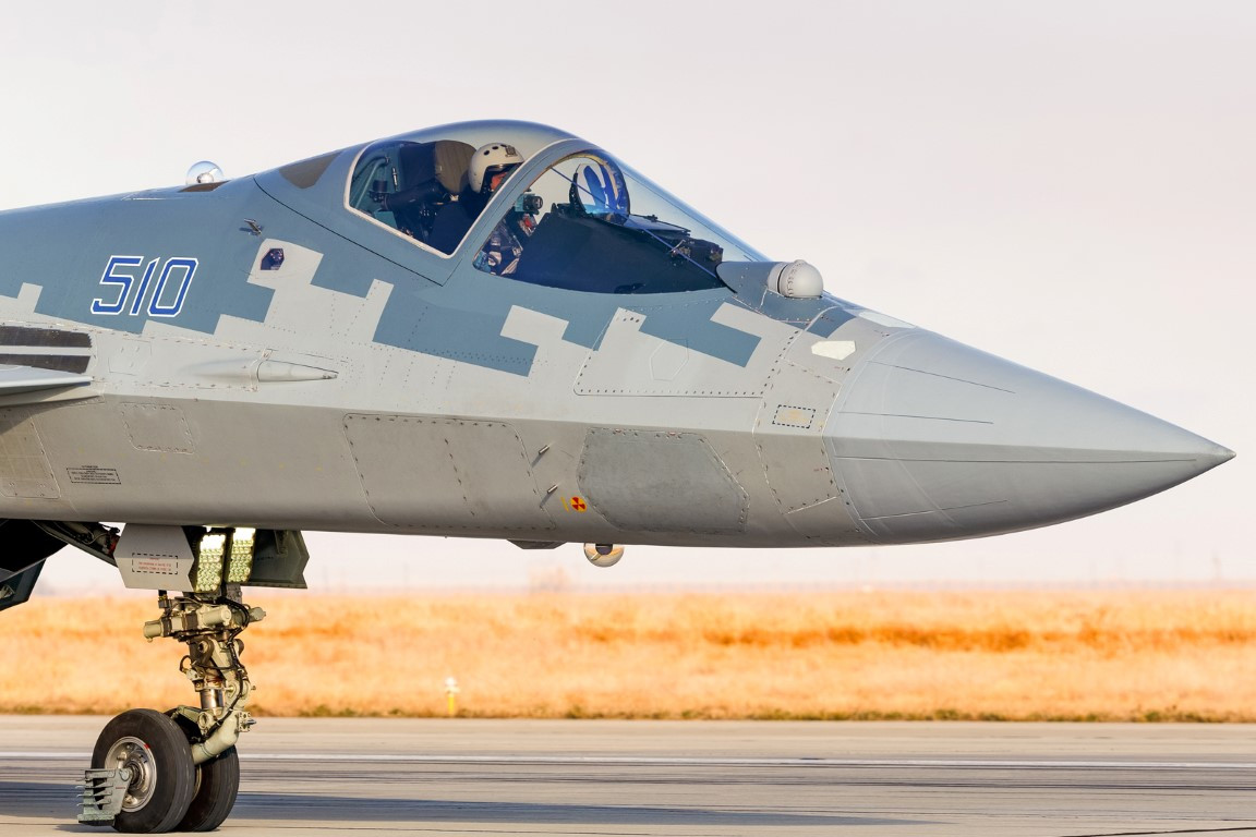 Việc dây chuyền sản xuất Su-57 bị ngừng suốt 6 tháng đầu năm 2021, được giới truyền thông nước này lý giải là do ảnh hưởng của dịch bệnh COVID-19, cũng như nhiều yếu tố khách quan khác.