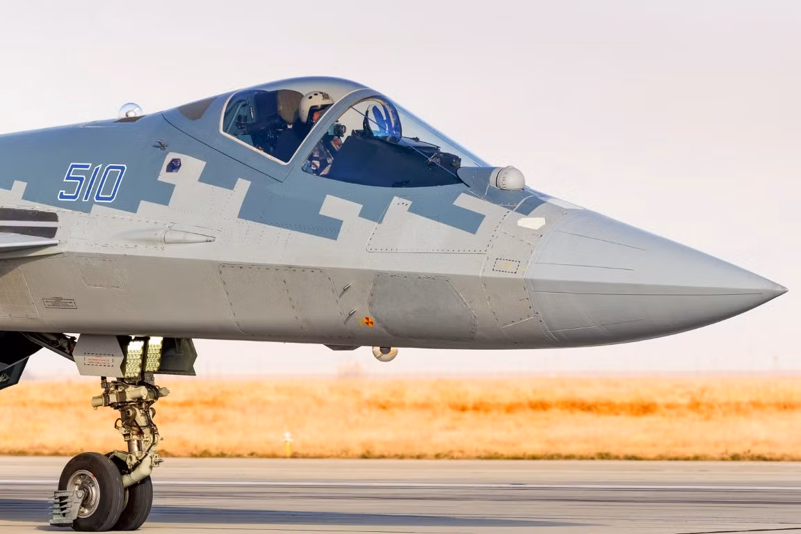 Việc dây chuyền sản xuất Su-57 bị ngừng suốt 6 tháng đầu năm 2021, được giới truyền thông nước này lý giải là do ảnh hưởng của dịch bệnh COVID-19, cũng như nhiều yếu tố khách quan khác.