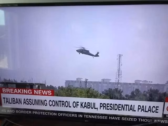 Tuy nhiên điều bất ngờ đã tới khi một chiếc trực thăng lạ được phát hiện, nó có vẻ ngoài khá giống UH-60 Black Hawk nhưng lại có nhiều góc cạnh để giảm diện tích phản xạ radar và mang theo rotor thiết kế đặc biệt.