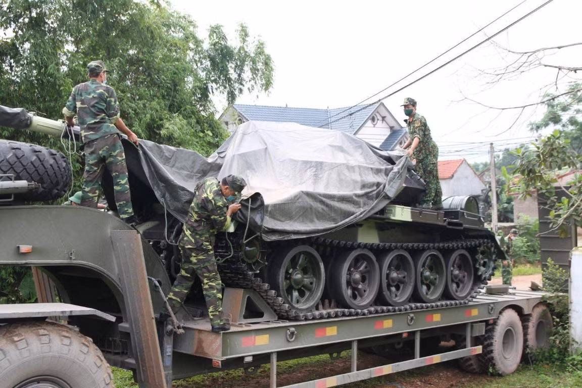 Đồng thời đơn vị còn tích cực tuyên truyền, giáo dục nâng cao nhận thức, trách nhiệm cho cán bộ, chiến sĩ trong khai thác, sử dụng vũ khí, trang bị mới; triển khai đồng bộ các biện pháp nâng cao chất lượng huấn luyện chuyên ngành.