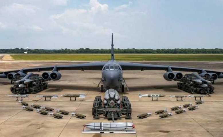 Cuối năm 1972, Bộ Tư lệnh Không quân Chiến lược Mỹ (SAC) đã điều máy bay ném bom B-52 tham gia đánh phá các mục tiêu ở miền Bắc Việt Nam trong chiến dịch Linebacker II. Tổng thống Mỹ Richard Nixon muốn tác động đến việc ngừng bắn giữa Hà Nội và Sài Gòn theo cách này.