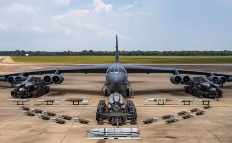 Cuối năm 1972, Bộ Tư lệnh Không quân Chiến lược Mỹ (SAC) đã điều máy bay ném bom B-52 tham gia đánh phá các mục tiêu ở miền Bắc Việt Nam trong chiến dịch Linebacker II. Tổng thống Mỹ Richard Nixon muốn tác động đến việc ngừng bắn giữa Hà Nội và Sài Gòn theo cách này.