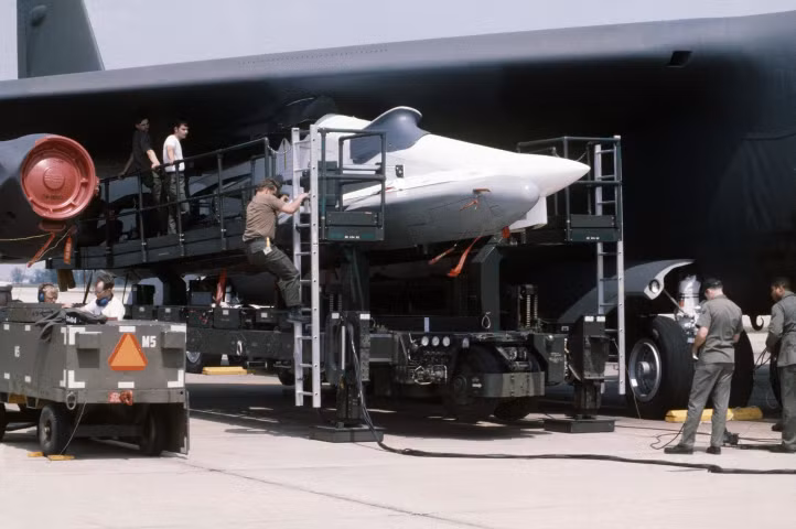 Lực lượng trên đã đưa 14 nghìn quả bom lên bầu trời và bay theo đội hình 3 chiếc một, che phủ lẫn nhau bằng các hệ thống gây nhiễu điện tử mạnh mẽ của mình.