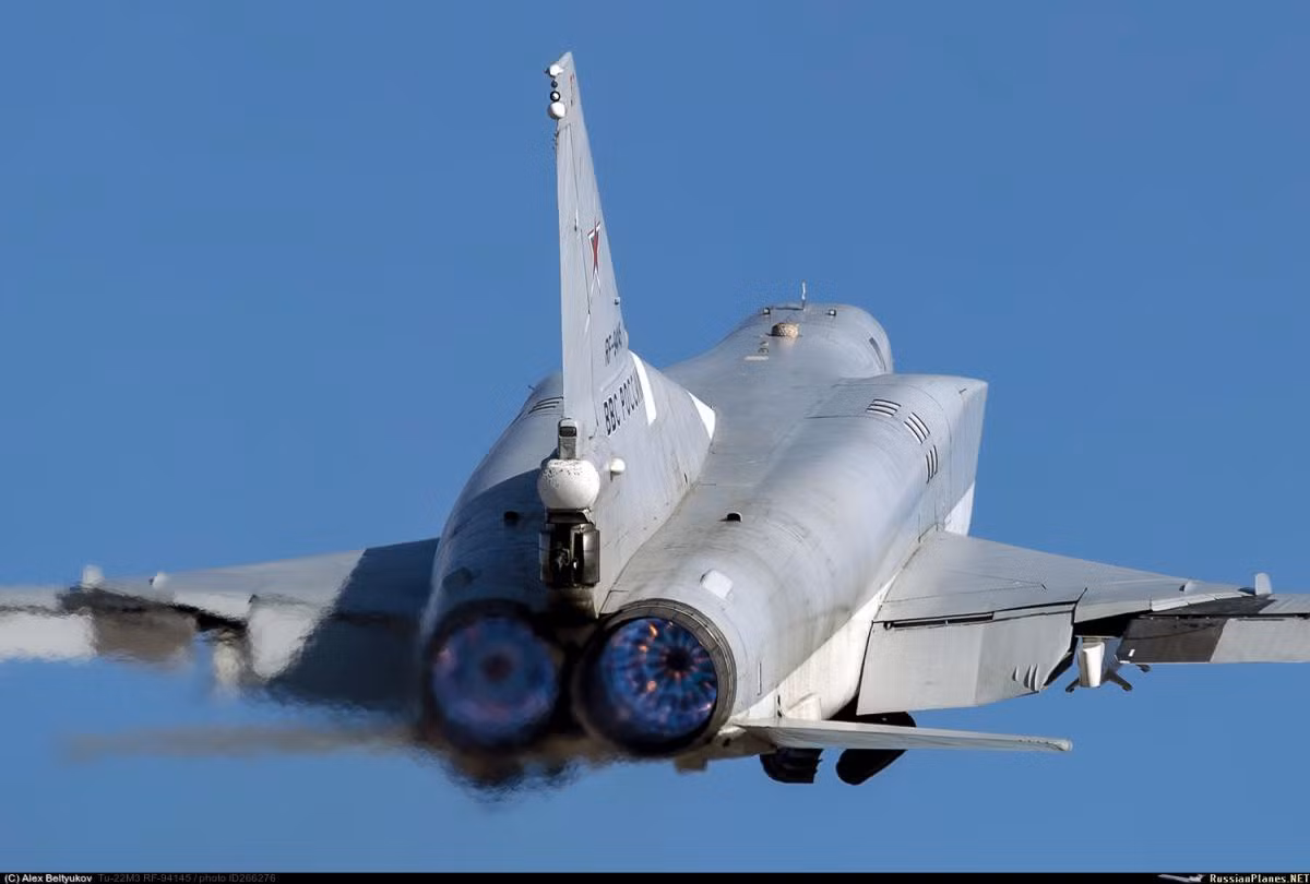 Được biết Tu-22M là dòng máy bay ném bom mang tên lửa siêu thanh tầm xa của Liên Xô, sau này là của Nga với hình dạng đôi cánh có thể thay đổi, hay vẫn thường được gọi bằng cái tên thông dụng "cánh cụp cánh xòe".