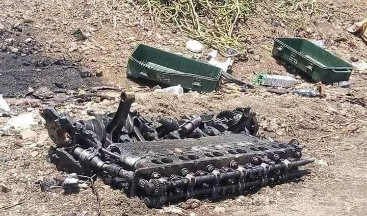 Sau tiếng nổ lớn, xe tăng chủ lực T-72 đã bị xé toang thành nhiều mảnh. (Hình ảnh một phần động cơ của chiếc xe tăng T-72 bị phá hủy).