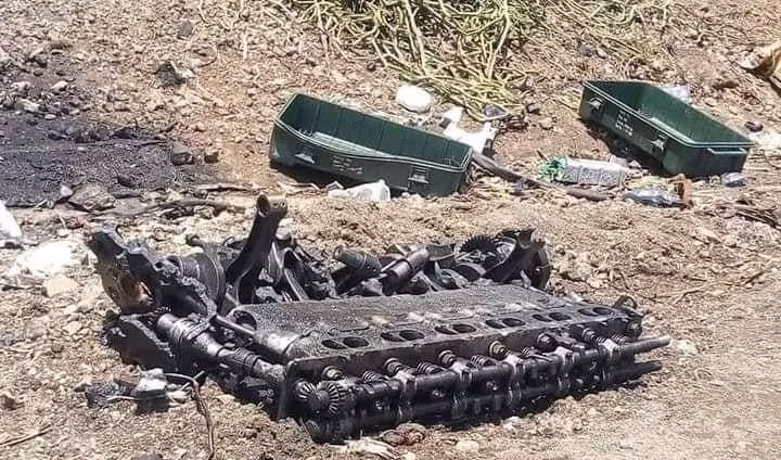 Sau tiếng nổ lớn, xe tăng chủ lực T-72 đã bị xé toang thành nhiều mảnh. (Hình ảnh một phần động cơ của chiếc xe tăng T-72 bị phá hủy).