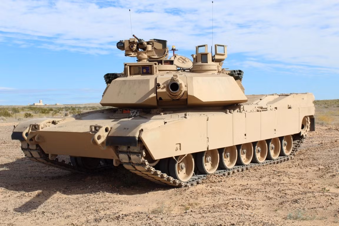 Tùy từng phiên bản, xe tăng chủ lực Abrams sẽ có trọng lượng từ 64 cho tới tối đa 72 tấn. Đây là trọng lượng quá lớn, gây khó khăn cho việc vận chuyển với số lượng lớn.