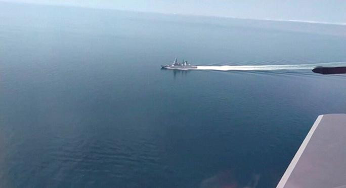 Thứ nhất, Anh và toàn bộ các quốc gia NATO đều không công nhận bán đảo Crimea là của Nga mà vẫn thuộc chủ quyền Ukraine, do vậy khi được phép từ chính quyền Kiev thì Moskva không thể ngăn cản họ.