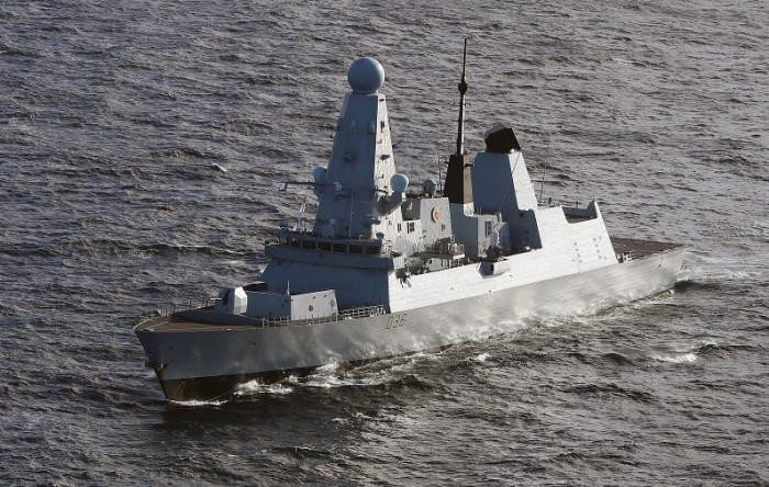 Vấn đề thứ hai cần nói tới đây đó là tàu tuần tra Nga dĩ nhiên không thể có hỏa lực sánh bằng chiến hạm Anh, nhưng ngay cả máy bay ném bom tiền tuyến Su-24 cũng chẳng được xem là đối thủ của tàu khu trục phòng không tối tân này.