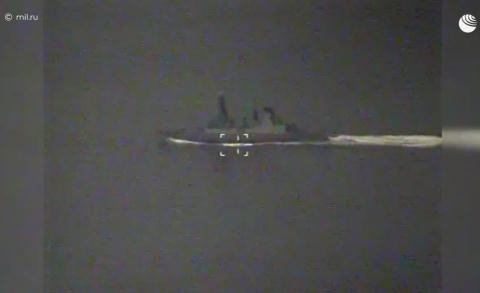 Theo vị chỉ huy, các tàu Nga đã tiếp cận khu trục hạm ở khoảng cách 100 - 200 thước Anh (khoảng 90 - 180 mét). Ông Owen gọi hành động nói trên là "không an toàn và không thích hợp cho những người đi biển".